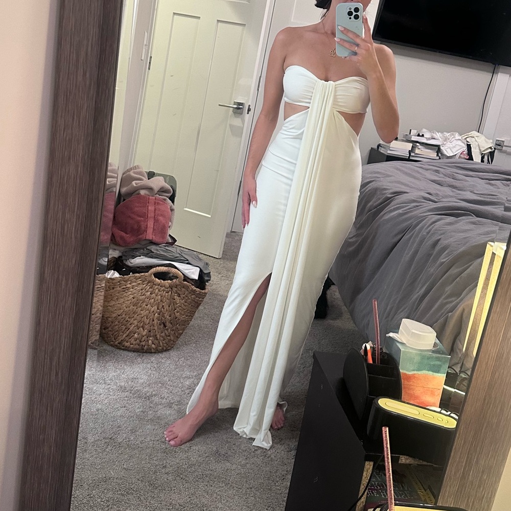 Club L London Elixir Cream Sweetheart Neck Maxi Dress with Cut Out Details - Picture 4 of 6